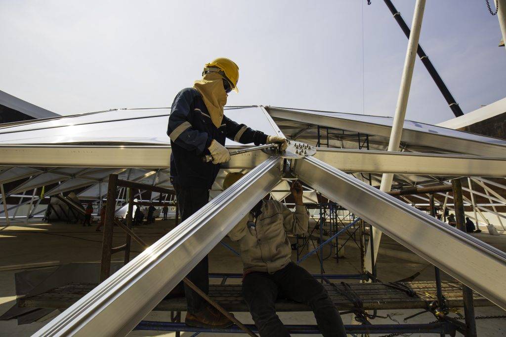 The chemical oil and gas male worker's industry with fuel top roof storage tank dome aluminum.
